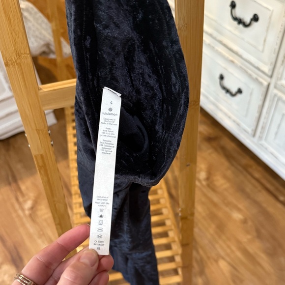 Lululemon Velvet Wunder Under HR tights in black, size 4 - Picture 7 of 7